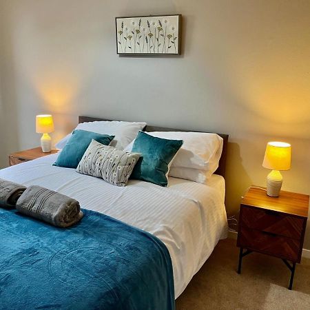 Canada House - Sleeps 6 -3 King Or 6 Single Ideal For Contractors 워링턴 외부 사진