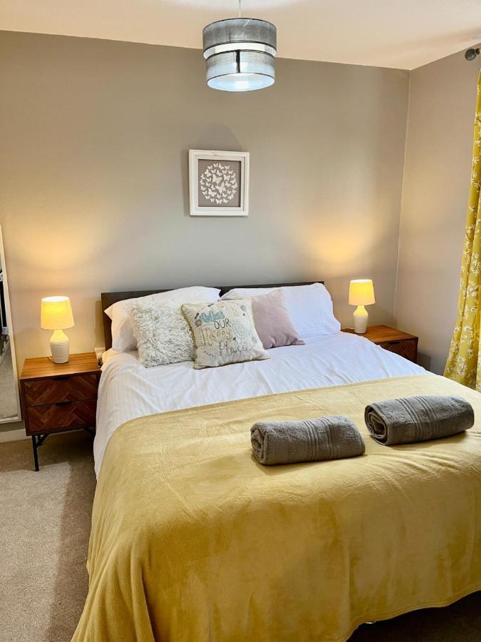Canada House - Sleeps 6 -3 King Or 6 Single Ideal For Contractors 워링턴 외부 사진
