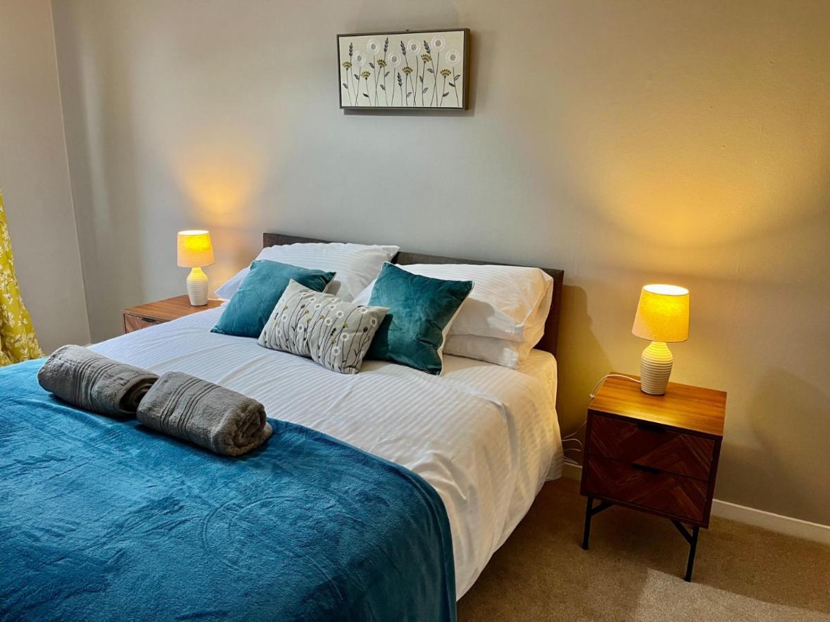 Canada House - Sleeps 6 -3 King Or 6 Single Ideal For Contractors 워링턴 외부 사진