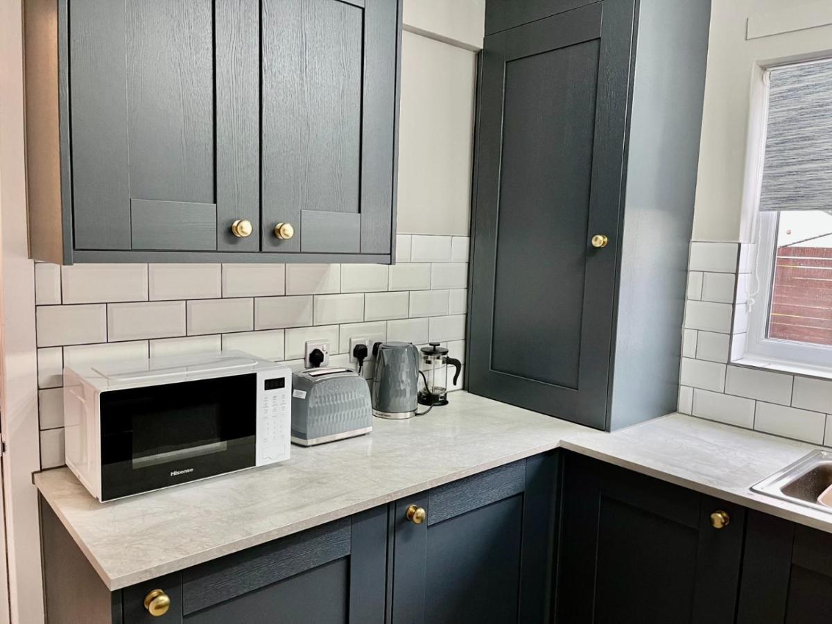 Canada House - Sleeps 6 -3 King Or 6 Single Ideal For Contractors 워링턴 외부 사진
