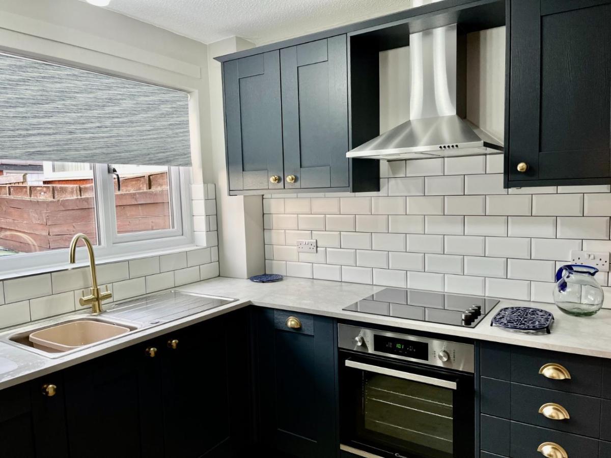 Canada House - Sleeps 6 -3 King Or 6 Single Ideal For Contractors 워링턴 외부 사진