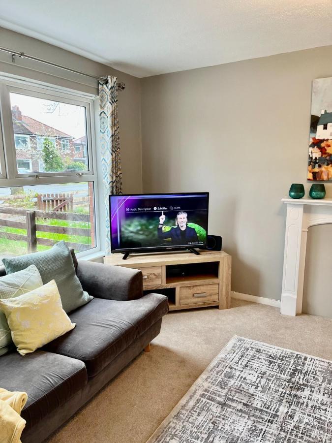 Canada House - Sleeps 6 -3 King Or 6 Single Ideal For Contractors 워링턴 외부 사진