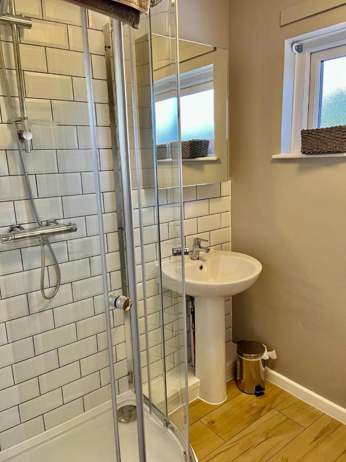 Canada House - Sleeps 6 -3 King Or 6 Single Ideal For Contractors 워링턴 외부 사진